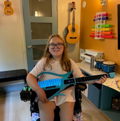 Image for the Tweet beginning: Khloe Plays Digital Guitar: An